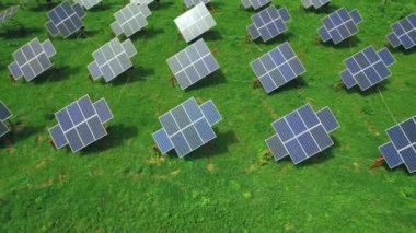 Güneş enerjisi üretim teknolojisi. Güneş pili panel modülleri. Yenilenebilir güneş enerjisi kavramı, gelecekteki teknoloji.