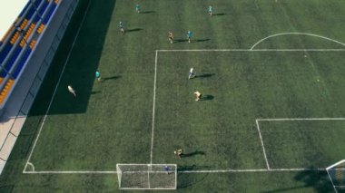 Futbol sahası insansız hava aracı görüntüsü. 4k stok görüntüsü.