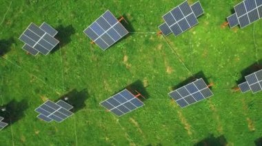 Güneş enerjisi üretim teknolojisi. Güneş pili panel modülleri. Yenilenebilir güneş enerjisi kavramı, gelecekteki teknoloji.