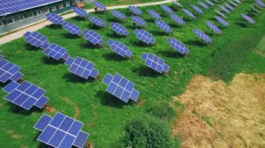 Güneş enerjisi üretim teknolojisi. Güneş pili panel modülleri. Yenilenebilir güneş enerjisi kavramı, gelecekteki teknoloji.