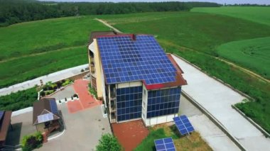 Güneş enerjisi üretim teknolojisi. Güneş pili panel modülleri. Yenilenebilir güneş enerjisi kavramı, gelecekteki teknoloji.