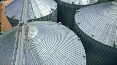 Arkaplan fabrikasında Dron view endüstriyel vinç. Sanayi fabrikası. 4k stok görüntüsü.
