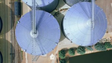 Arkaplan fabrikasında Dron view endüstriyel vinç. Sanayi fabrikası. 4k stok görüntüsü.