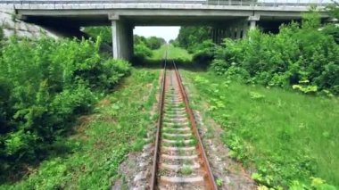 Kırsal kesimdeki bir tren yolunun havadan görüntüsü. 4k stok görüntüsü.