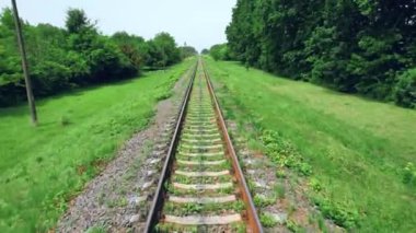 Kırsal kesimdeki bir tren yolunun havadan görüntüsü. 4k stok görüntüsü.