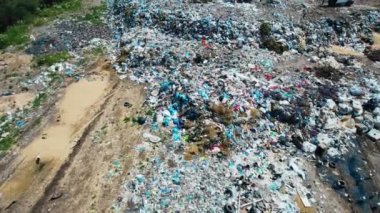 İnşaat enkazlarıyla dolu bir konteynır. Terk edilmiş atık deposu. Çevre kirliliği sorunu. 4k stok görüntüsü.