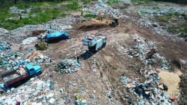 İnşaat enkazlarıyla dolu bir konteynır. Terk edilmiş atık deposu. Çevre kirliliği sorunu. 4k stok görüntüsü.