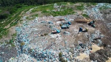 İnşaat enkazlarıyla dolu bir konteynır. Terk edilmiş atık deposu. Çevre kirliliği sorunu. 4k stok görüntüsü.