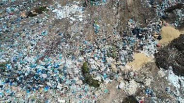 İnşaat enkazlarıyla dolu bir konteynır. Terk edilmiş atık deposu. Çevre kirliliği sorunu. 4k stok görüntüsü.