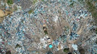 İnşaat enkazlarıyla dolu bir konteynır. Terk edilmiş atık deposu. Çevre kirliliği sorunu. 4k stok görüntüsü.