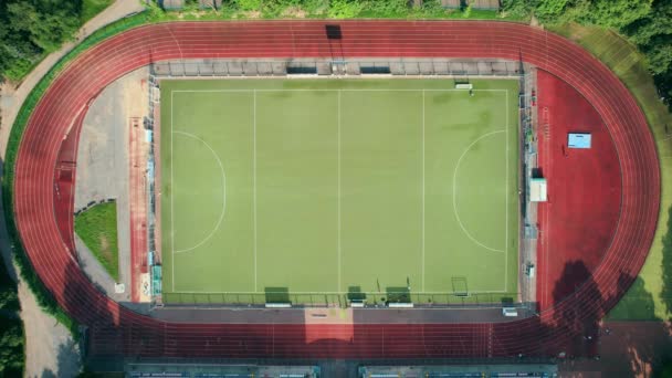 Vista aérea desde el dron del campo de fútbol con jugadores. Imágenes de material 4k. — Vídeo de stock