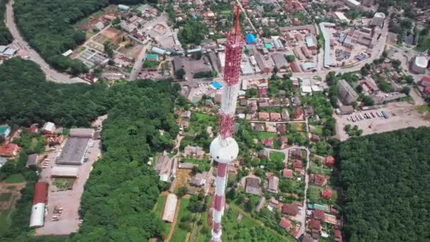 Telecommunicatie antennes over de stad. Mobiele en internettoren met antennes. 4k voorraad beeldmateriaal. — Stockvideo