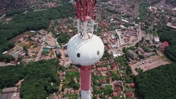 Antenas de telecomunicaciones sobre la ciudad. Torre celular e Internet con antenas. Imágenes de material 4k. — Vídeo de stock