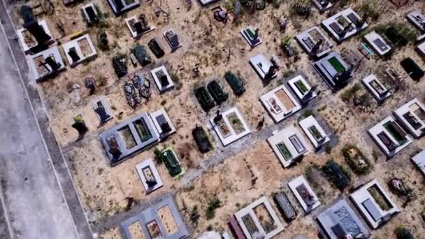 Luftaufnahme des Friedhofs. Friedhof mit Grabsteinen tagsüber. 4k Archivmaterial. — Stockvideo