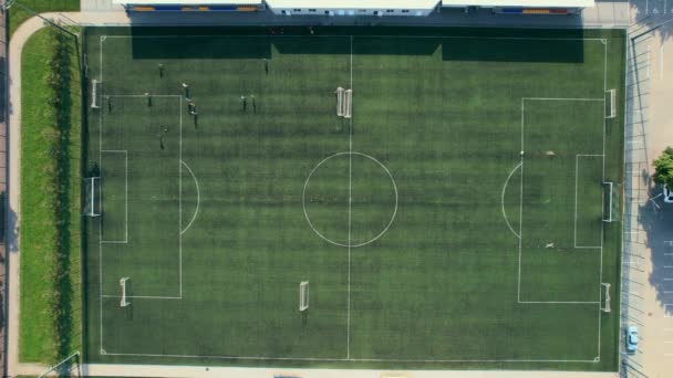 Вид с воздуха с беспилотника футбольного поля с игроками. 4k stock float. — стоковое видео