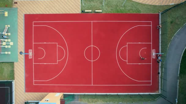 Červené sportovní hřiště pro velké tenis a basketbal. 4k stock záběry. — Stock video