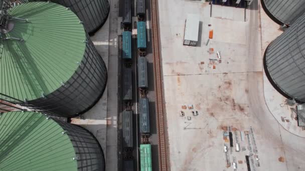 Dron view industrikran på bakgrund fabrik. Fabriksanläggning. Bilder på 4k-beståndet. — Stockvideo