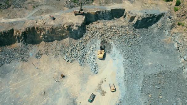 Vista Arial de la planta de fabricación de arena en la minería a cielo abierto. Drone vuela sobre excavadoras y tractores cargando piedra triturada y roca en un camión volquete. Imágenes de material 4k. — Vídeos de Stock