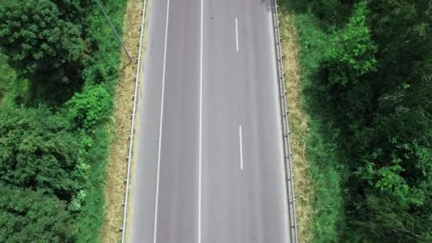 Avanti stretta strada asfaltata paesaggio montano giallo erba giornata di sole. 4K Trasporti Vista aerea. Filmati di stock 4k. — Video Stock