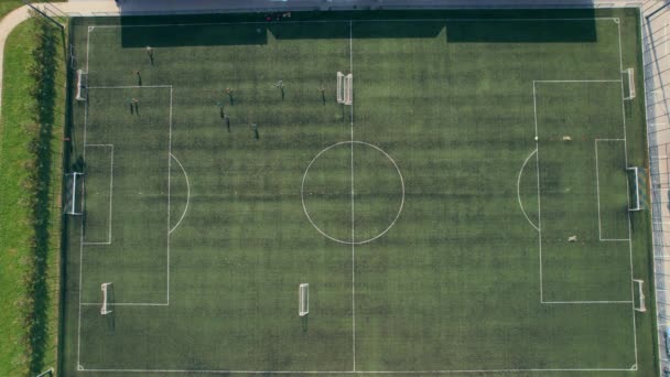 Vue aérienne depuis le drone du terrain de football. Images du stock 4k. — Video