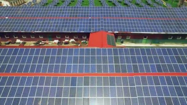 Tecnologia de geração de energia solar. Módulos de painel de bateria solar. Conceito de energia solar renovável, tecnologia futura. — Vídeo de Stock