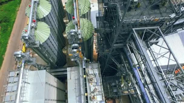 Dron view industriële kraan op achtergrond fabriek. Industriefabriek. 4k voorraad beeldmateriaal. — Stockvideo