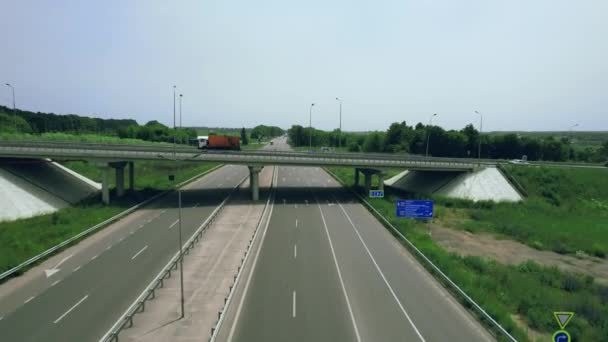 Veduta aerea di una strada statale sul ponte. Filmati di stock 4k. — Video Stock