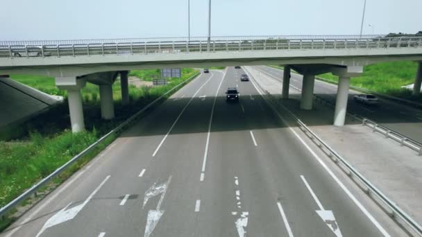 Luchtfoto van een autoweg op de brug. 4k voorraad beeldmateriaal. — Stockvideo