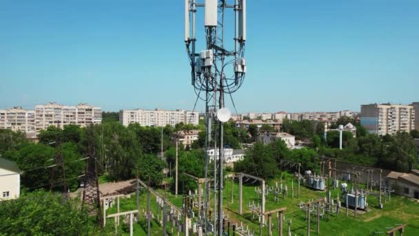 Les transformateurs, les tours de services publics et les lignes électriques couvrent les terrains d'une sous-station d'alimentation électrique. Images du stock 4k. — Video