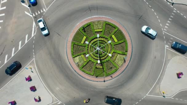 Traffico urbano trafficato. Traffico aereo vista dall'alto sulla strada circolare in città di giorno. Filmati di stock 4k. — Video Stock