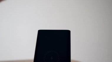 Bir indüksiyon istasyonunda şarj edilen cep telefonu işlemi. 4k stok görüntüsü.