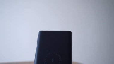 Bir indüksiyon istasyonunda şarj edilen cep telefonu işlemi. 4k stok görüntüsü.