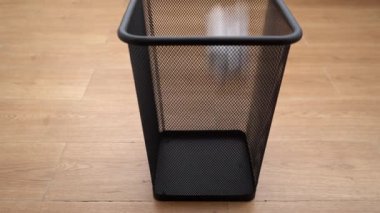 Yavaş çekim buruşmuş kağıt top çöp kutusuna düşüyor. 4k stok görüntüsü.