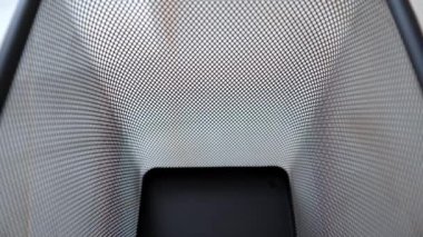 Yavaş çekim buruşmuş kağıt top çöp kutusuna düşüyor. 4k stok görüntüsü.