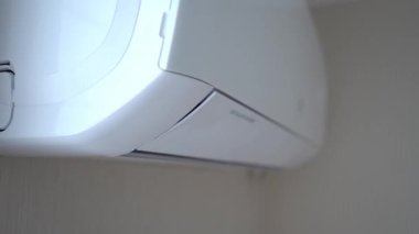 Klimayı açmak için uzaktan kumanda kullanıyor. 4k stok görüntüsü.