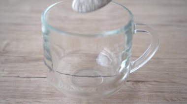 Yavaş çekim bankadan hazır kapuçinoyu fincana doldurur. 4k stok görüntüsü.