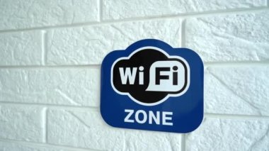 Duvarda 4 km 'lik ağır çekimde ücretsiz kablosuz internet alanı tabelası var. 4k stok görüntüsü.