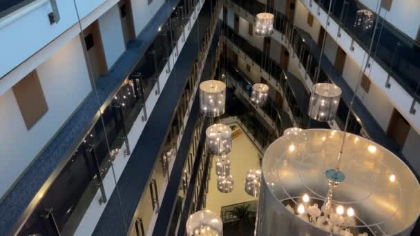 Utsikt från golvet ner till golvet med balkonger och många dörrar i hotellet. Bilder på 4k-beståndet. — Stockvideo