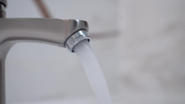 Mâle main tournant robinet d'eau pour verser de l'eau dans la baignoire dans la salle de bain. Images du stock 4k. — Video