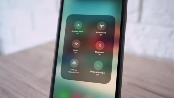 Макро-відео смартфон жінка вмикає і вимикає wi-fi. 4k стокових кадрів. — стокове відео