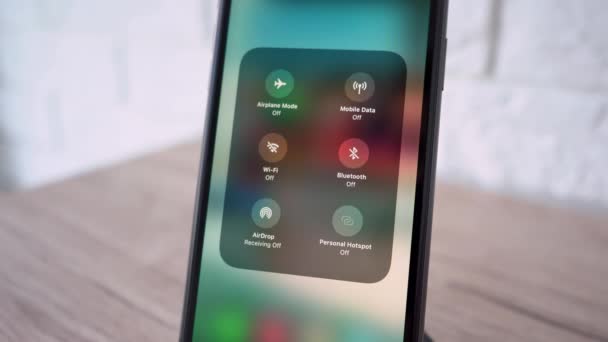 Smartphone se connectant au Bluetooth. Réglage de l'application Bluetooth. Images du stock 4k. — Video