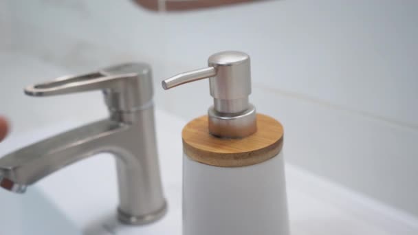 Lave as mãos com água morna sabão esfregando os dedos lavar frequentemente. Imagens de estoque 4k. — Vídeo de Stock