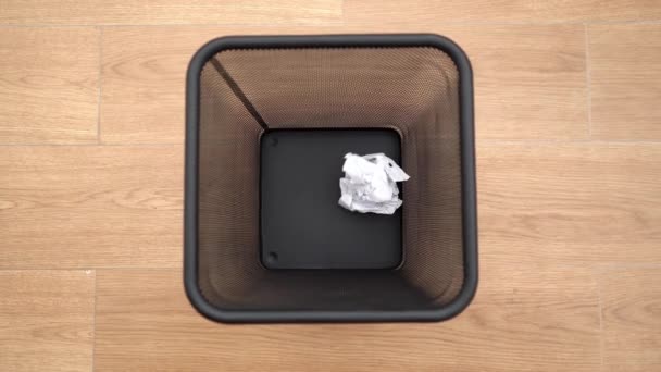 Slow motion skrynkliga papper bollen faller i en bin. Bilder på 4k-beståndet. — Stockvideo