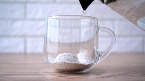 De l'eau chaude ajoutée à une tasse de capuccino. Images du stock 4k. — Video
