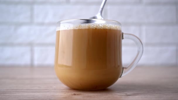 Un homme mélange du sucre dans une tasse de capuccino aromatique. Images du stock 4k. — Video