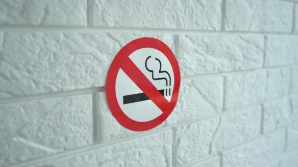 Não há sinal de fumar. Nenhum sinal de fumo pendura numa parede. Imagens de estoque 4k. — Vídeo de Stock