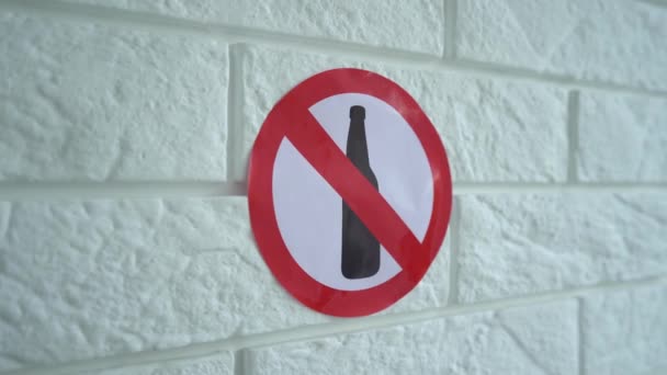 アルコール不使用。4kスローモーションで壁にアルコール標識はありません。4kストック映像. — ストック動画