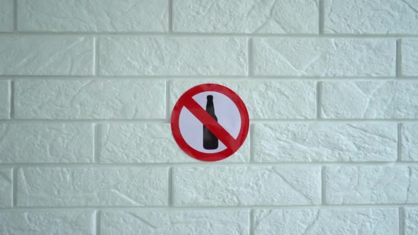 Знак "Ні алкоголю". Ніяких знаків алкоголю на стіні в 4k повільний рух. 4k стокові кадри . — стокове відео