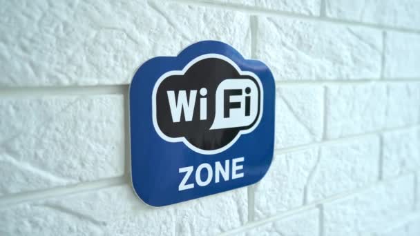 Sinal de zona wi-fi livre na parede em câmera lenta 4k. Imagens de estoque 4k. — Vídeo de Stock