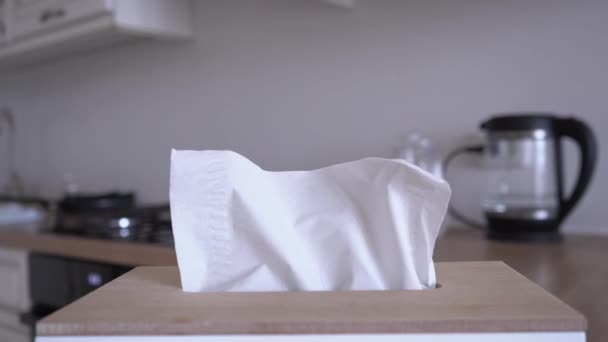 Retire a mão do papel tissue da face da caixa cinzenta. Conceito de saúde. Imagens de estoque 4k. — Vídeo de Stock